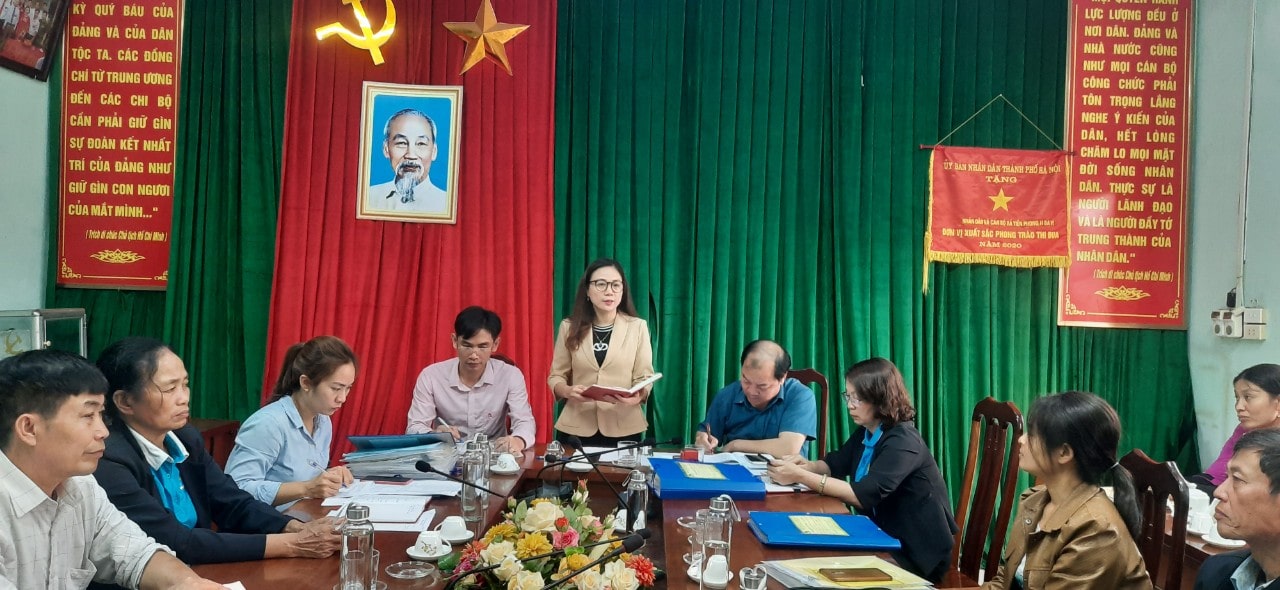 Ban đại diện Hội đồng quản trị NHCSXH huyện kiểm tra hoạt động tín dụng chính sách tại xã Tiên Phong